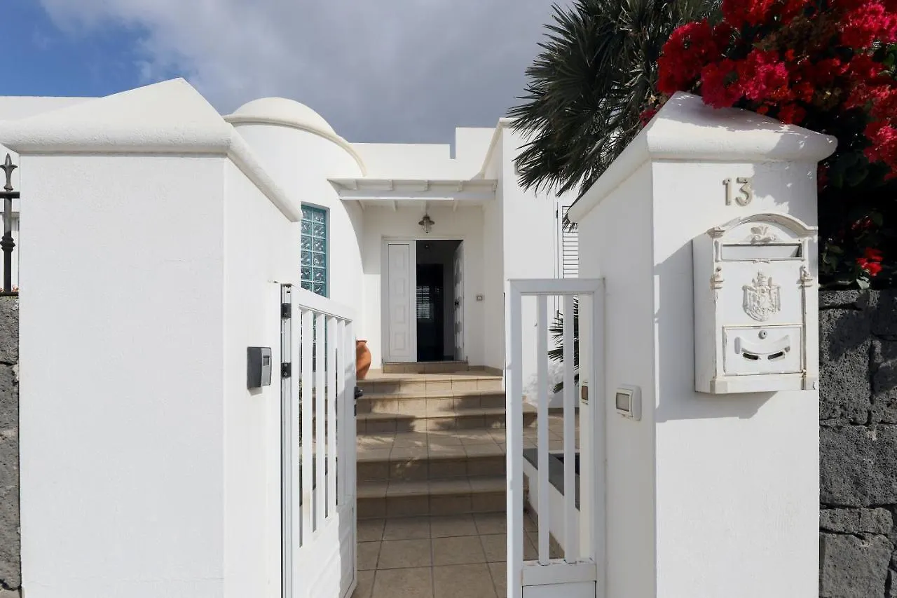 Villa Joanne - 4 Bedroom Villa - Wifi And Air Conditioning - Perfect For Families Puerto del Carmen