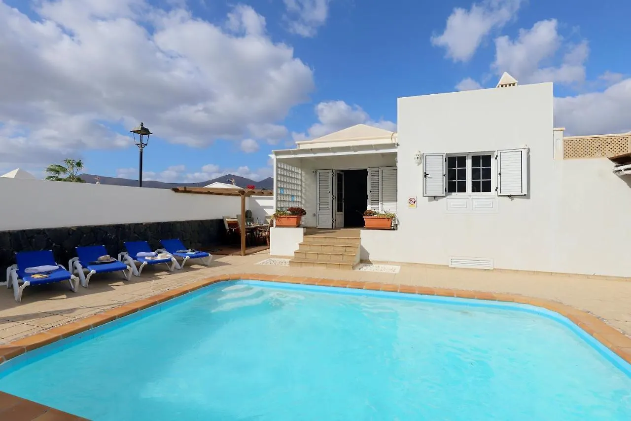 Villa Joanne - 4 Bedroom Villa - Wifi And Air Conditioning - Perfect For Families Puerto del Carmen