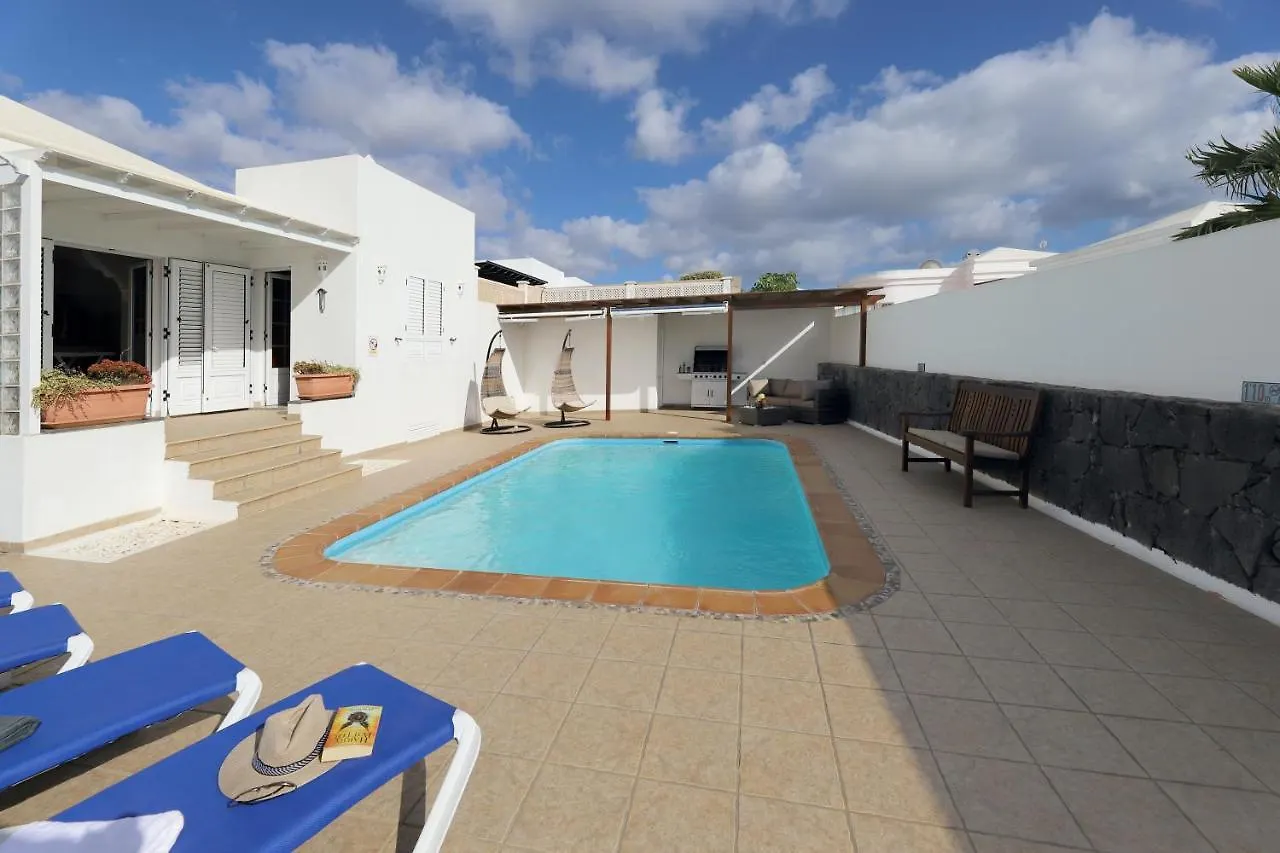 Villa Joanne - 4 Bedroom Villa - Wifi And Air Conditioning - Perfect For Families Puerto del Carmen