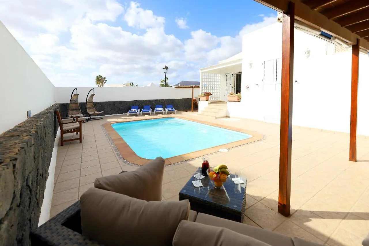 Villa Joanne - 4 Bedroom Villa - Wifi And Air Conditioning - Perfect For Families Puerto del Carmen