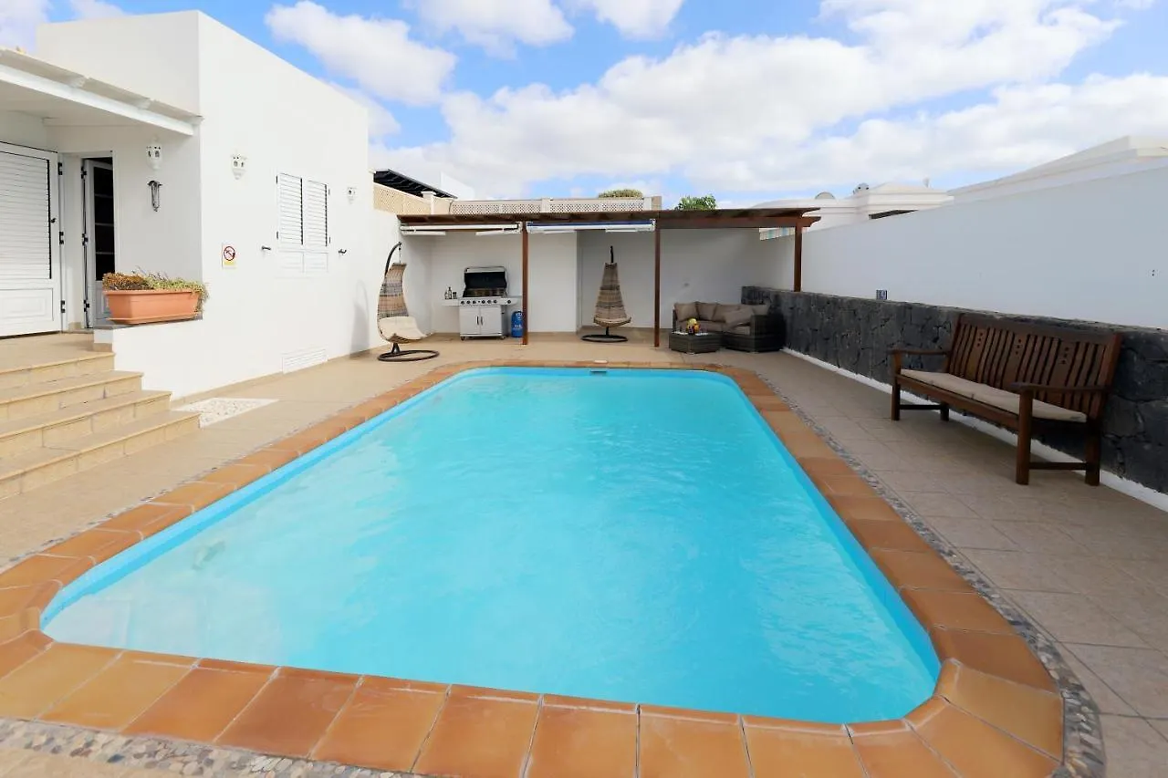 Villa Joanne - 4 Bedroom Villa - Wifi And Air Conditioning - Perfect For Families Puerto del Carmen