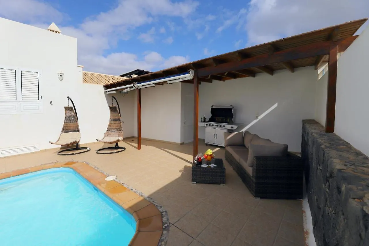 Villa Joanne - 4 Bedroom Villa - Wifi And Air Conditioning - Perfect For Families Puerto del Carmen
